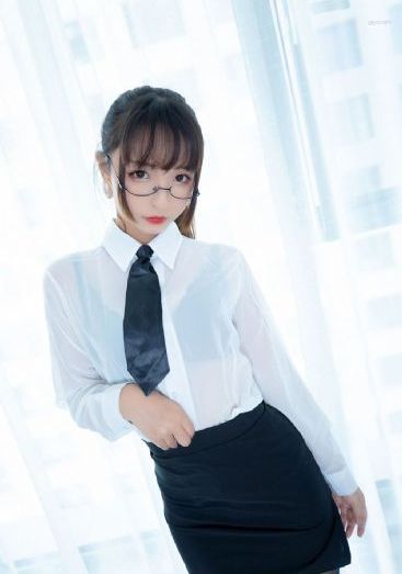 扒开她粉嫩的小缝尿进去动漫