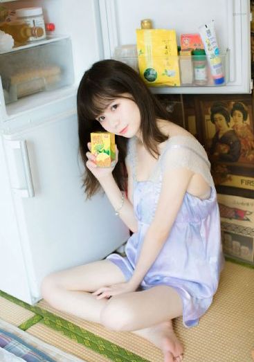 被黑人扒开双腿猛进入