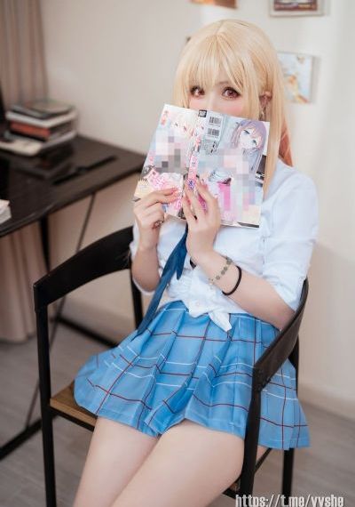 他解开女警的乳罩慢慢揉电影