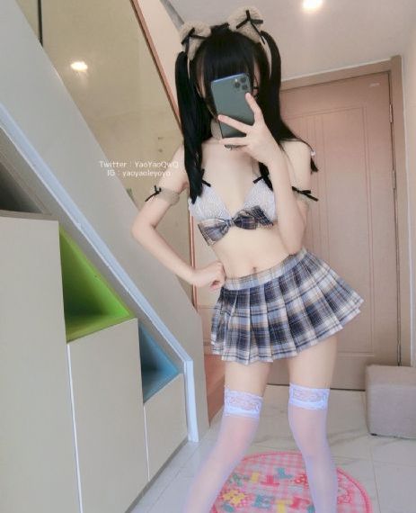 戴着面具跳舞