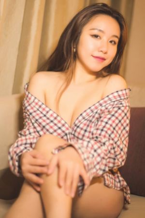 性开放的裸体瑜伽